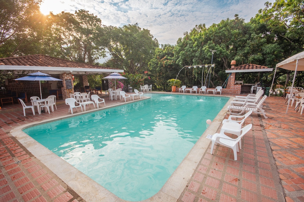 Hotel Familia Casa Blanca - Image 1