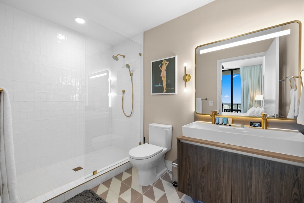 Luxury 49FL Condo with City Views
