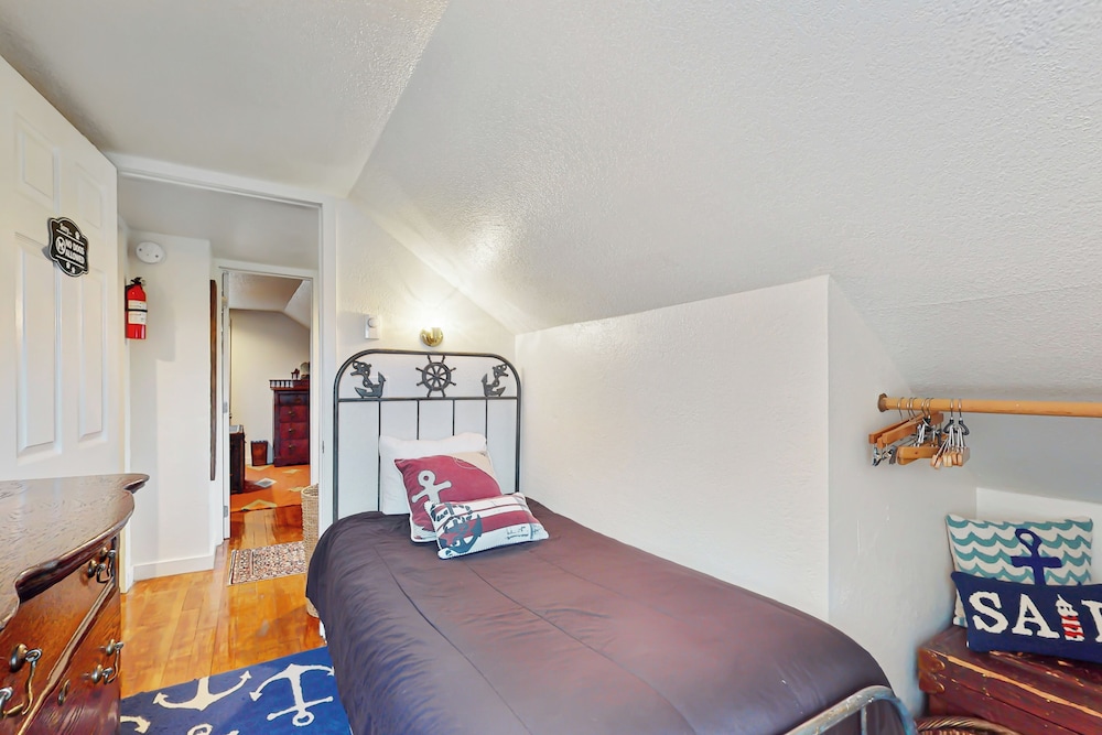 3 BR Cozy Cottage: w/ Hot Tub & Wifi