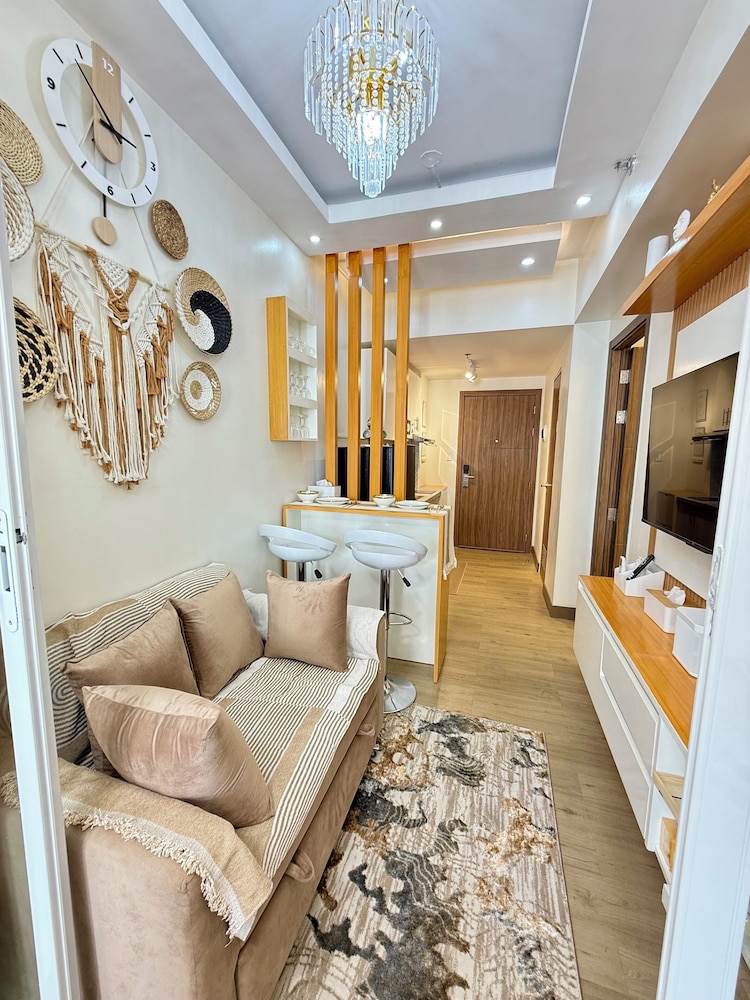Cozy Retreat w/Balcony Near SM Mall/NAIA Airport