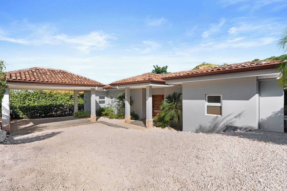 Luxurious Home with Bright, Modern Design and Private Infinity Pool in High-End Community