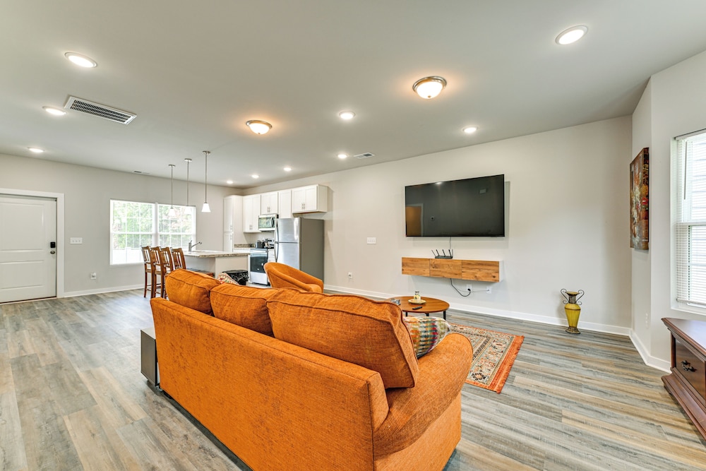 Modern Townhome w/ Yard: 5 Mi to Dtwn Charlotte