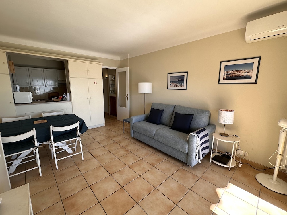 One Bedroom Apartment in Cannes With a Balcony and Great sea Views - 821