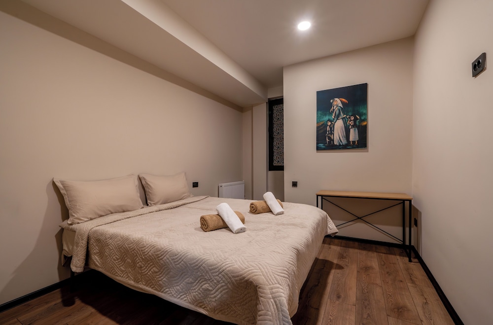 Niabi 4BDR Apartments with billiards
