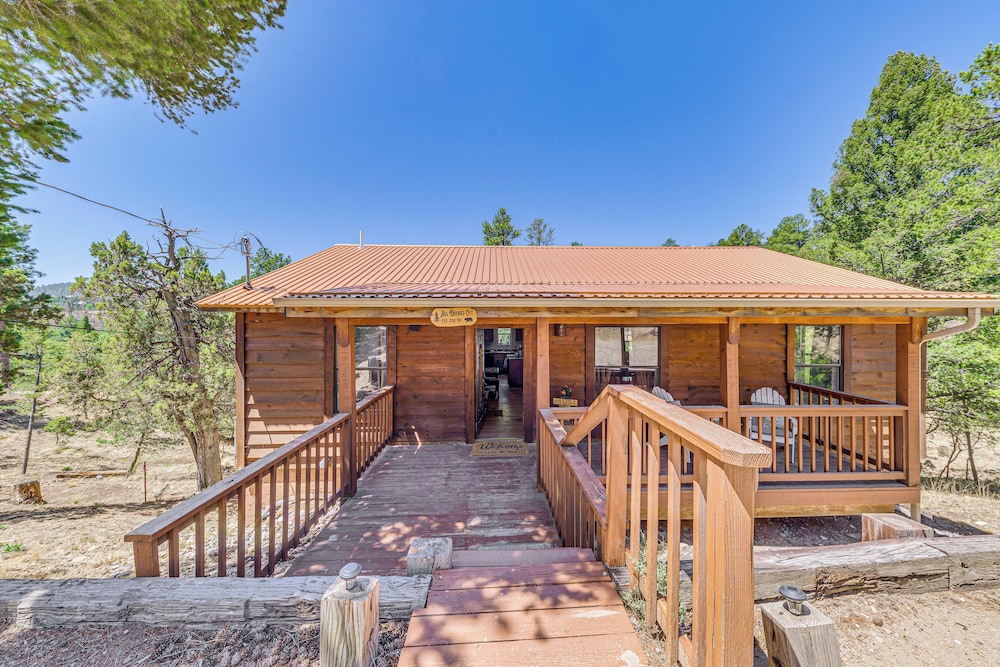 < 2 Mi to Midtown Ruidoso: Forest-view Sanctuary!