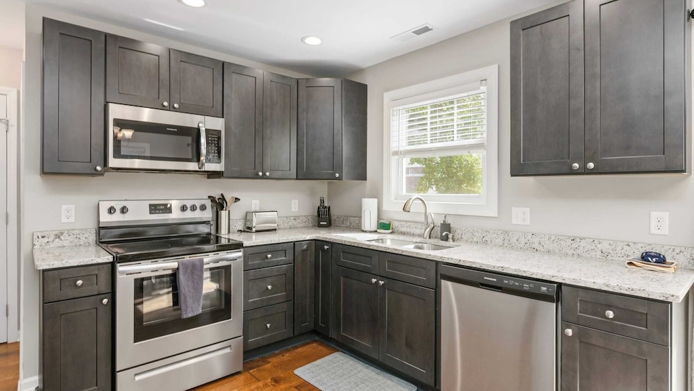 10 Townhomes, Sleeps 89 6 Mins to DT Asheville Sycamore Cove by Avantstay