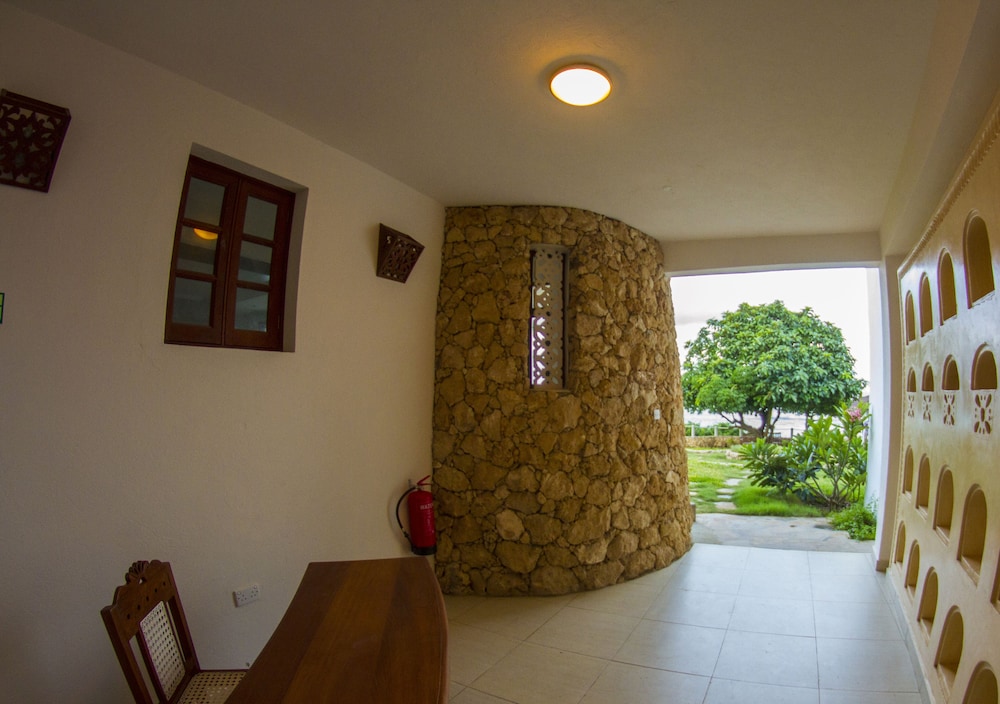 HillPark Hotel - Tiwi Beach view 2