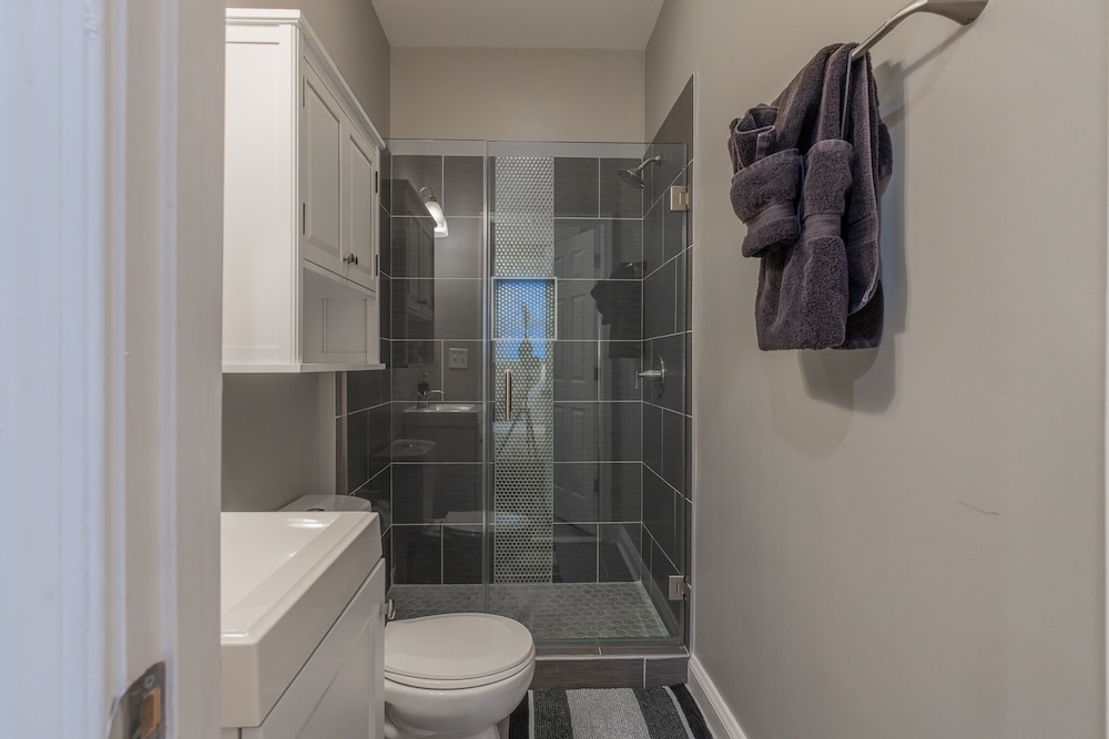 Baltimore's Home Away From Home 2 Bedroom Apts by Redawning - Property Image 9