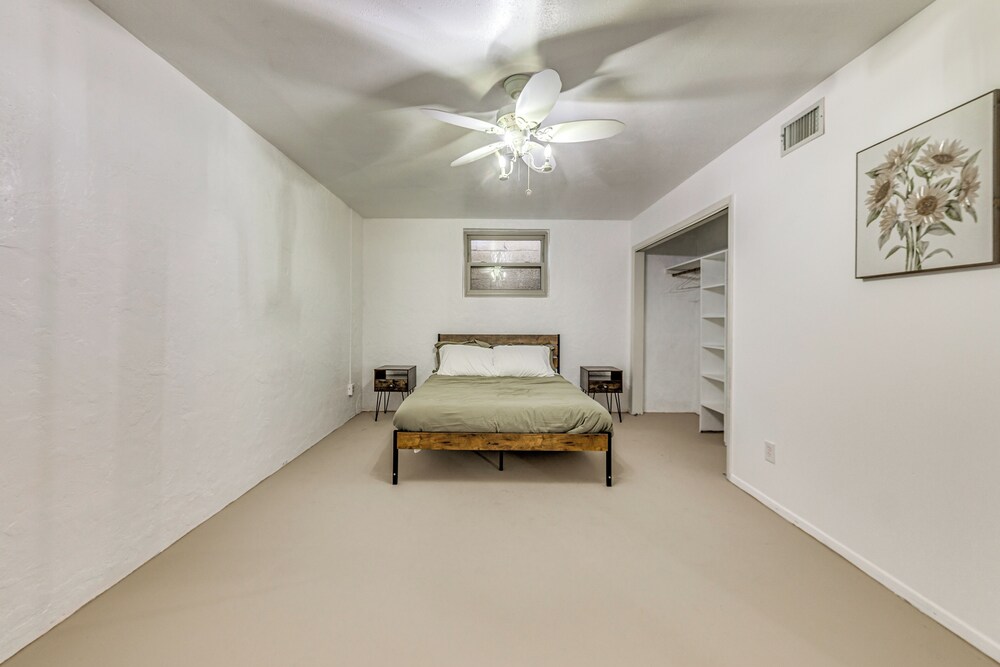 4 Mi to Museums: Roswell Getaway w/ Game Room!