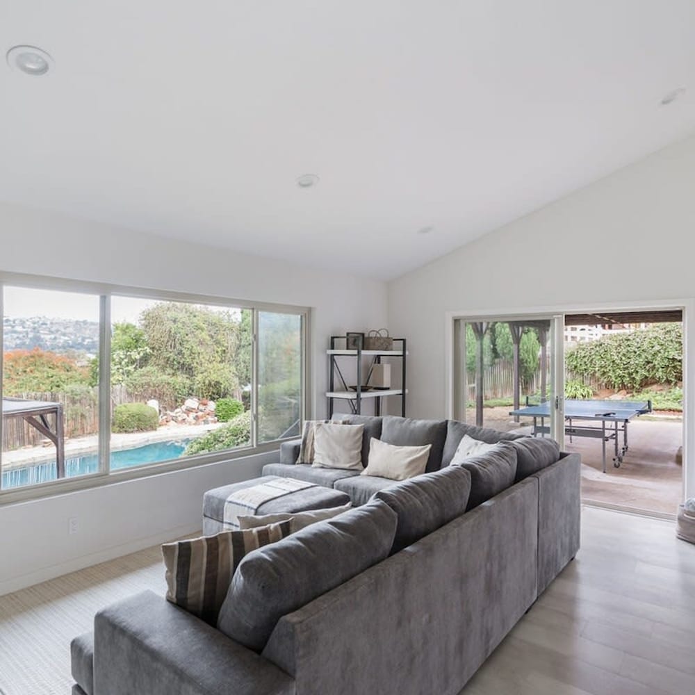 Spacious and Bright 5-bedroom Oasis Pool and Yard