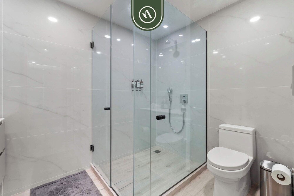 Luxury 2 BR Condo With Dream Pools - Beach - Art