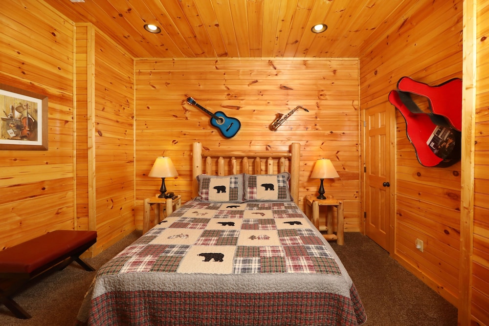 Smoky Bear Manor - Five Bedroom Cabin view 4