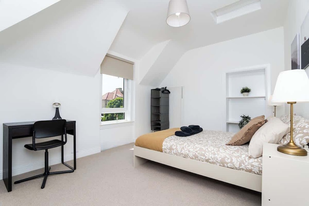 2 Bedroom House-free Parking
