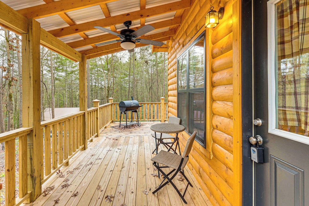 Romantic Log Cabin in the Smokies w/ Fire Pit!