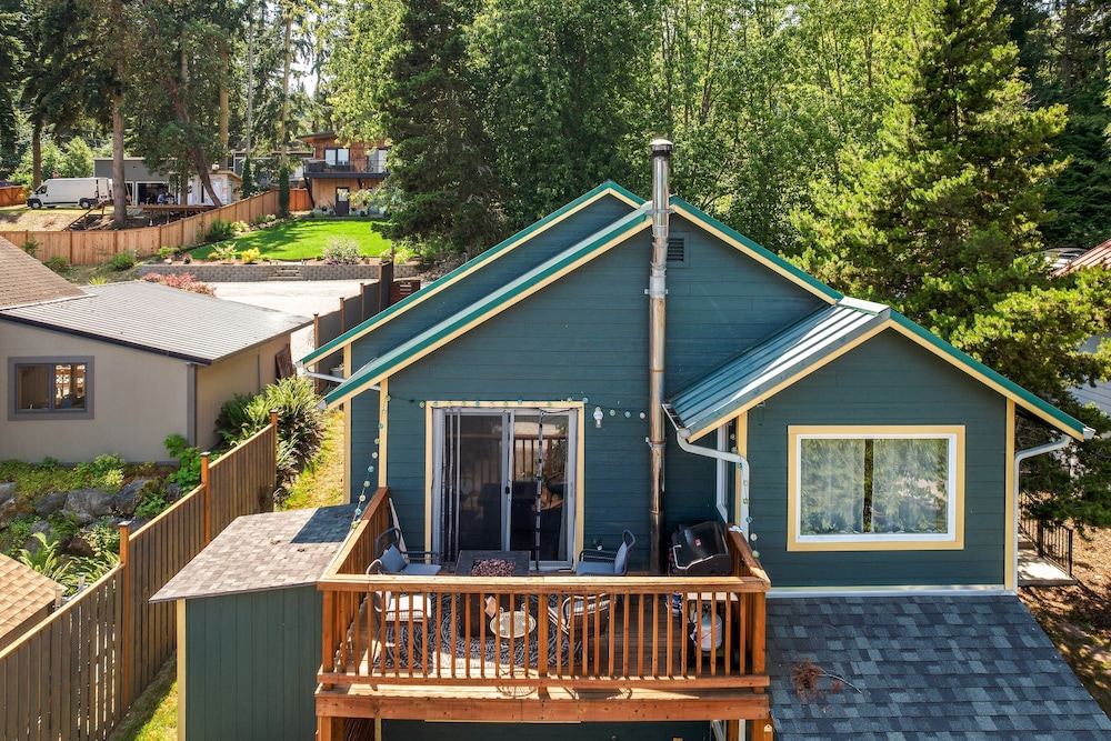 Seaside Getaway by Avantstay Deck w/ Views view 3
