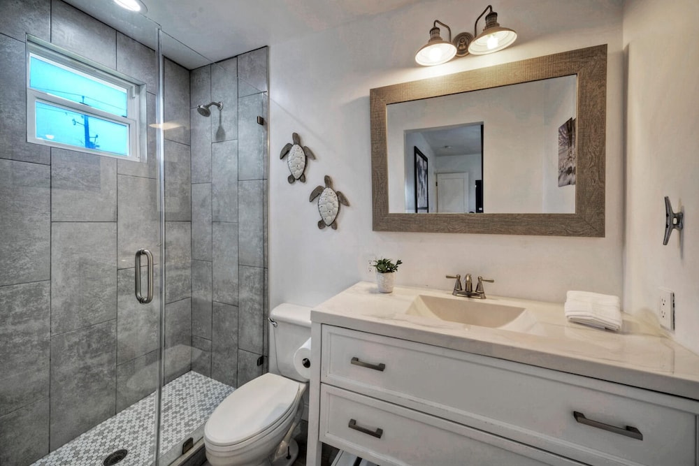 Dual Port A Cottages 2 Complete Homes Walk to the Beach Patio Fully-equipped Kitchens