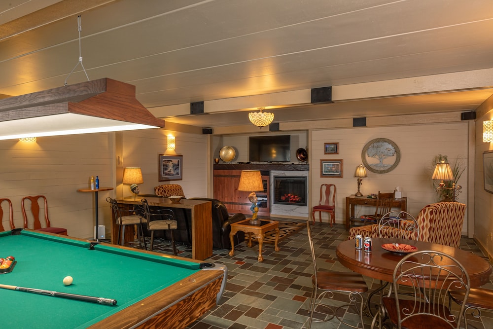 The Oakwood Inn Okoboji - Adults Only