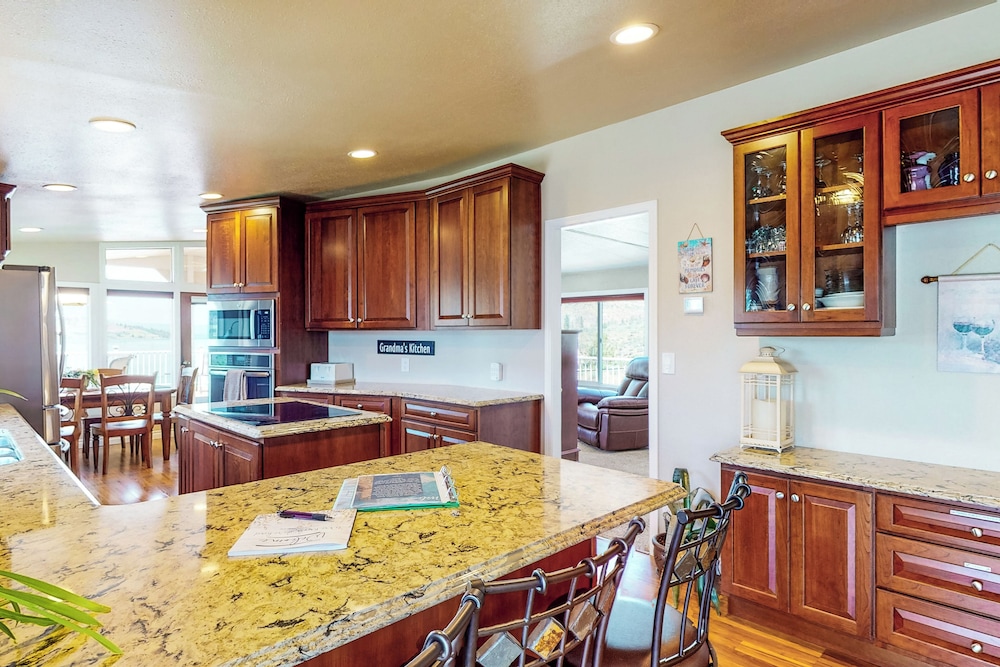 Paradise Point: Lakefront Escape w/ Views