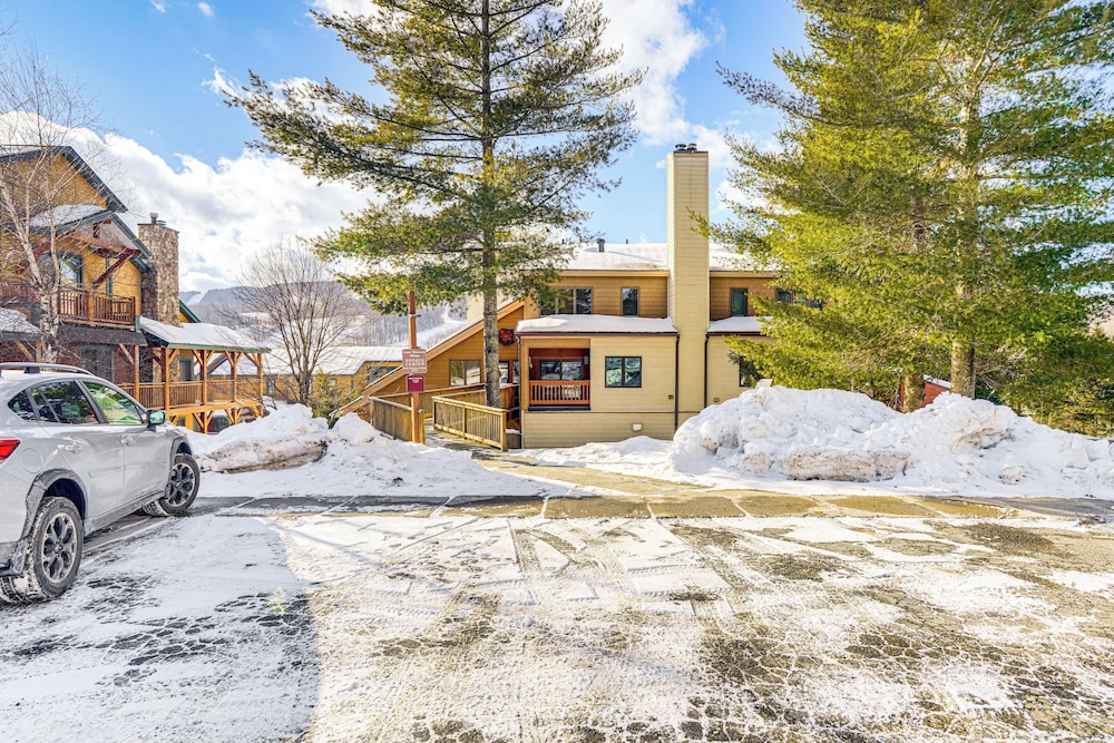 Snow Mountain Condo: Hot Tub + Shuttle to Resort