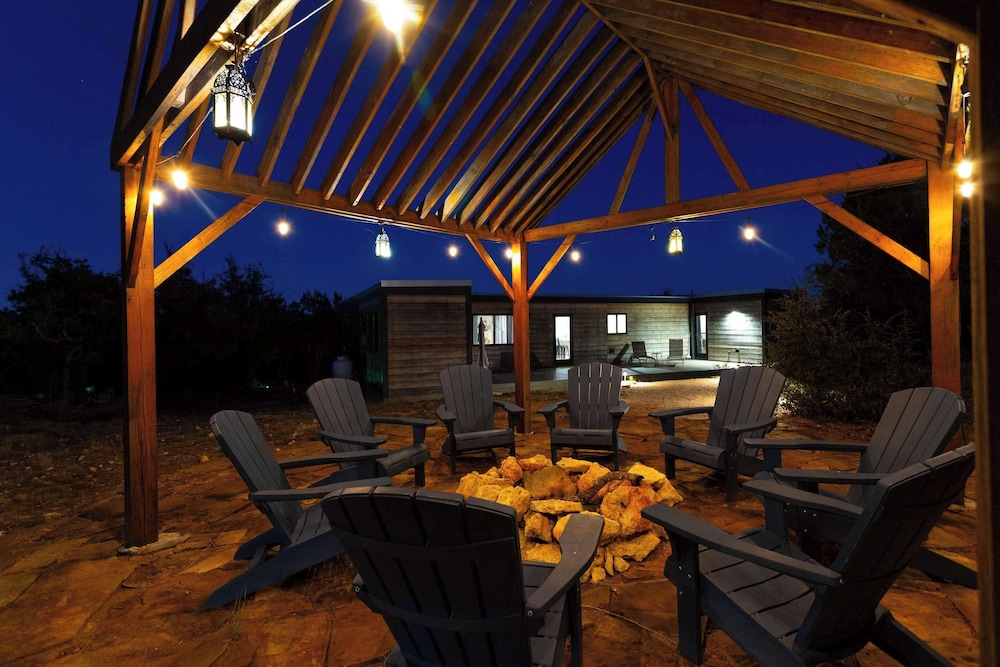 Creator Cabin, Contemporary Getaway With Sauna