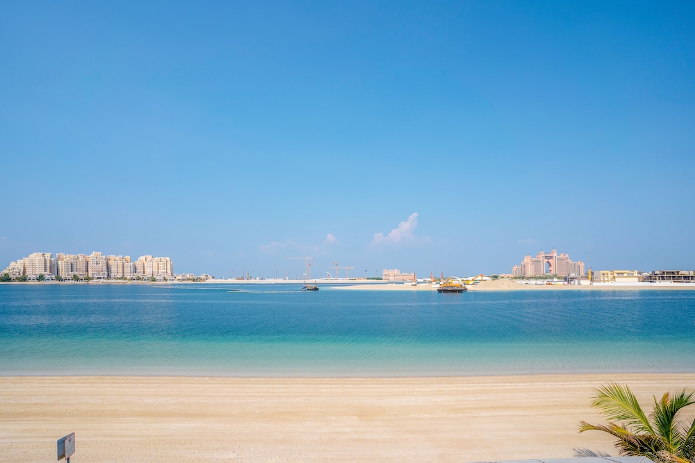 5BR Beach & pool villa in Palm