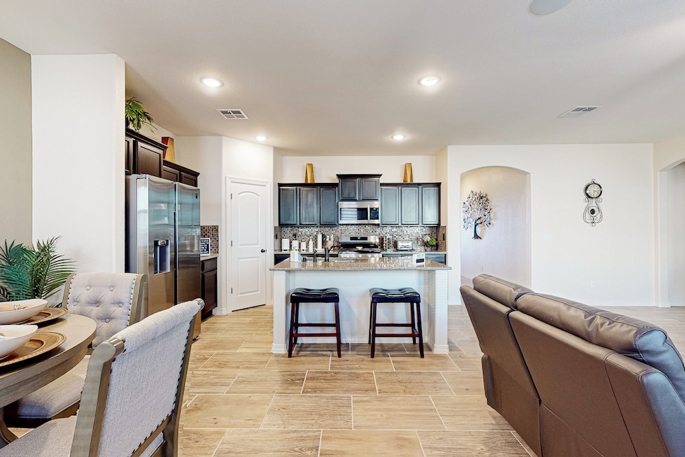 4BR w/ Private Yard, Outdoor Games, Grill, & W & D