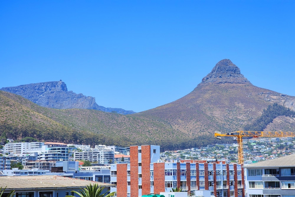 Chic Rooftop Apartment by the Sea 6onn Sea Point