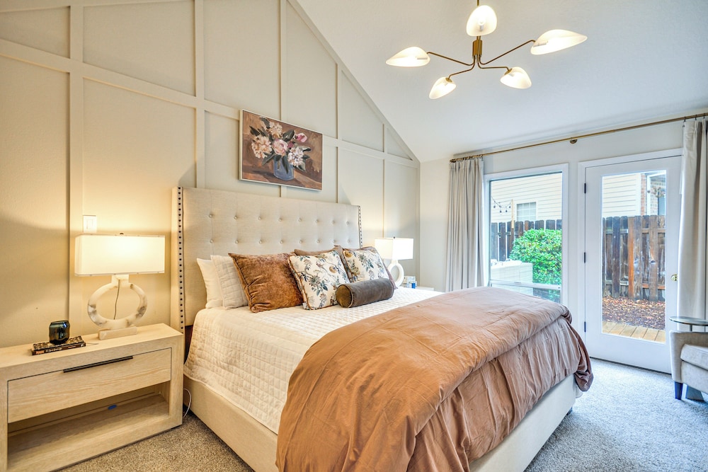 Near Shops & Cafes: Beaverton Haven w/ Luxe Decor!