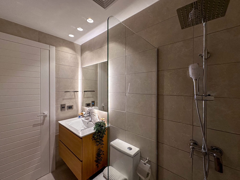 Beautiful Brand new Beach Condo w Picuzzi