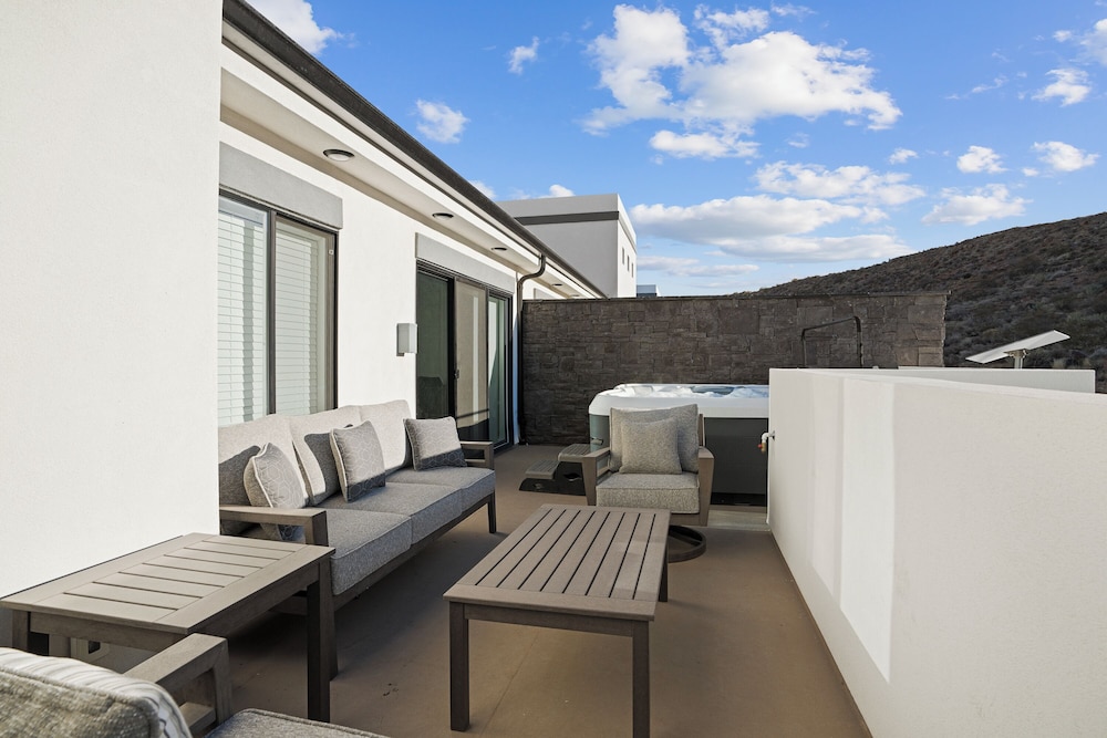 Brand New! Desert Cliff Sleeps 20 Guests!