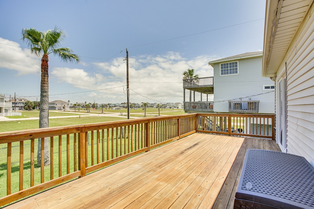 Walk to Beach: Updated Home w/ Deck in Galveston!