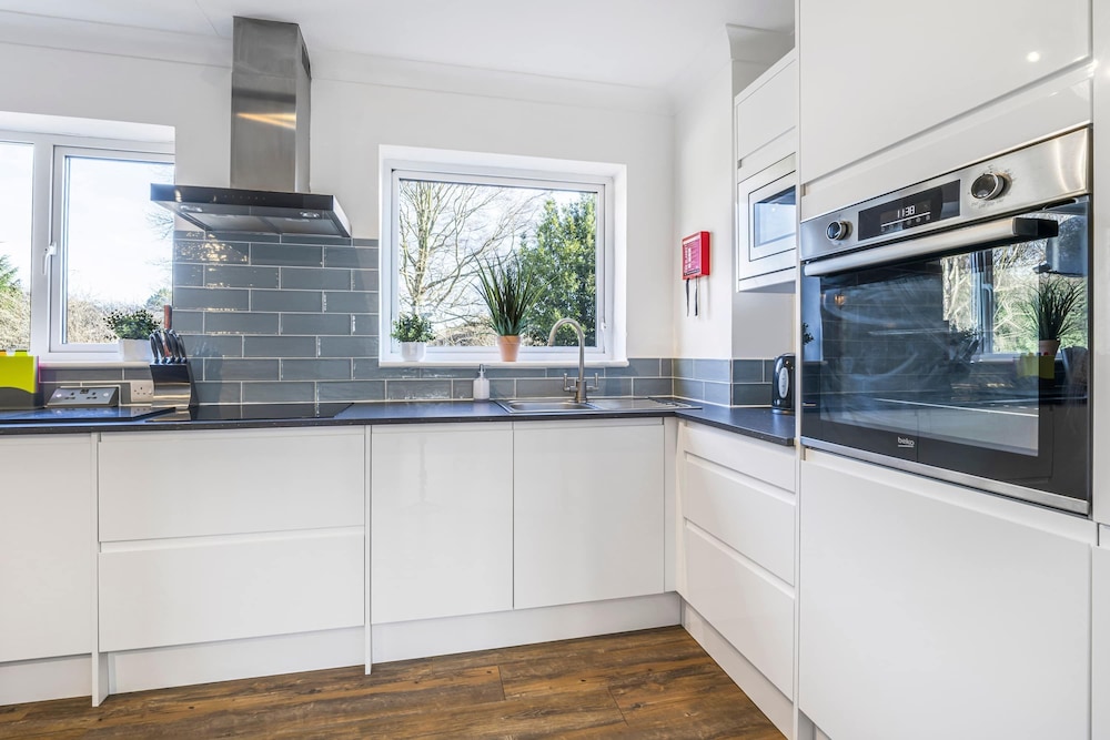 Elegant 4BR House Near City Centre Angus Suites