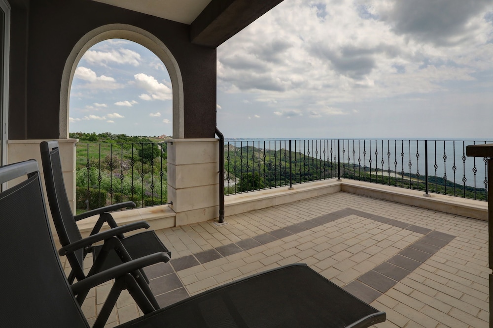 Lighthouse Luxe Estate Apart & Villas