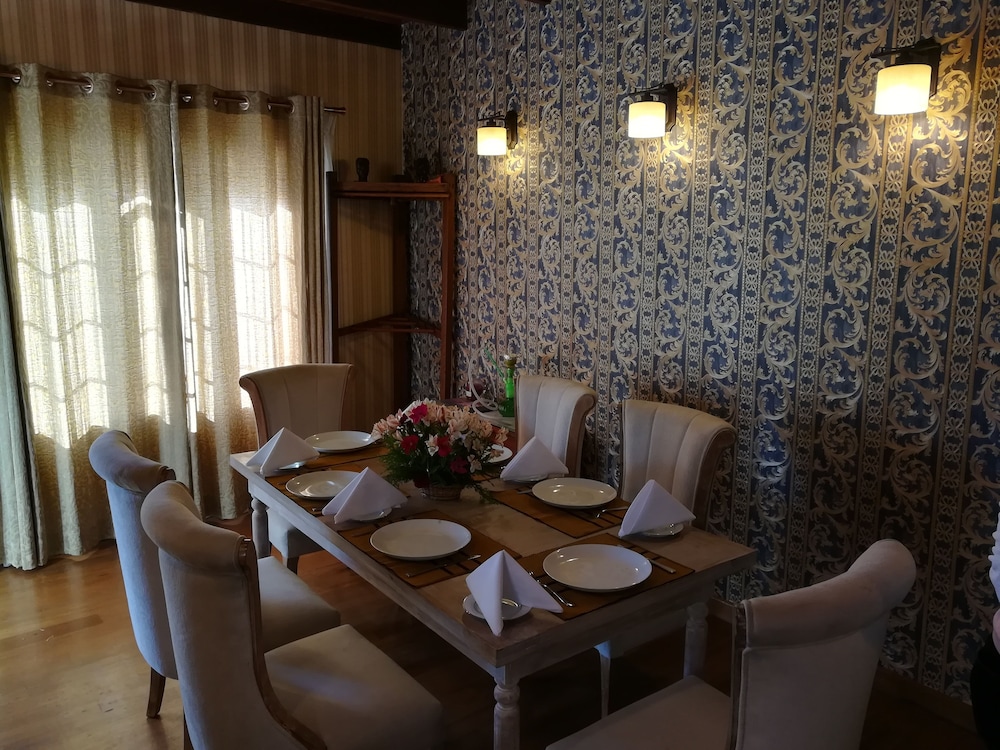 Lakeside Cottages