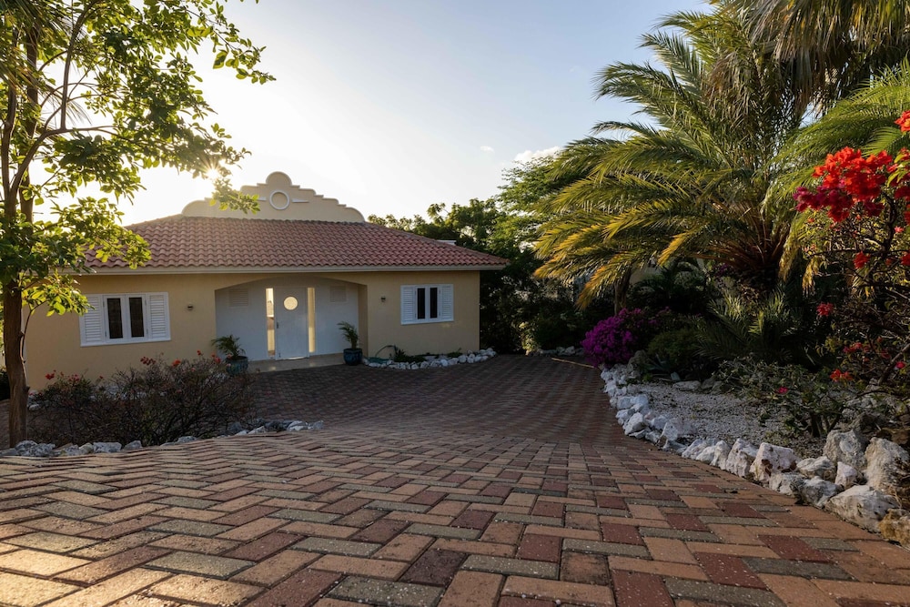 Spacious Bright Villa - Spectacular Ocean Views Private Pool