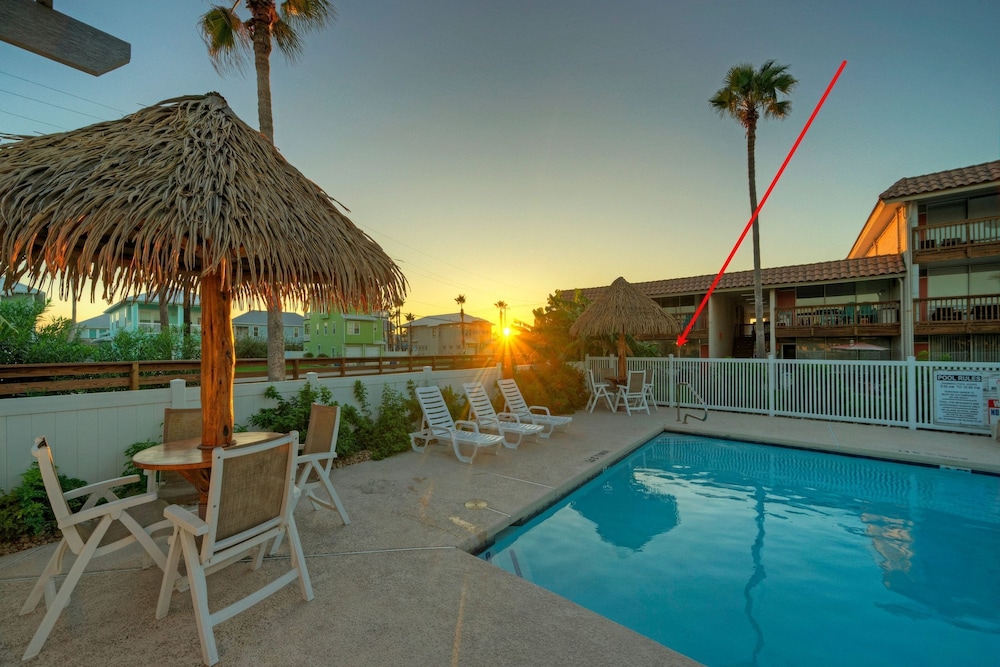 Tropical Haven by Avantstay 4min Walk to Beach Pool Remodeled Interior