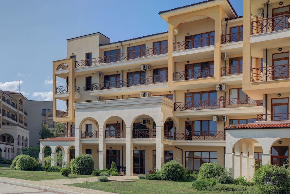 Lighthouse Luxe Estate Apart & Villas