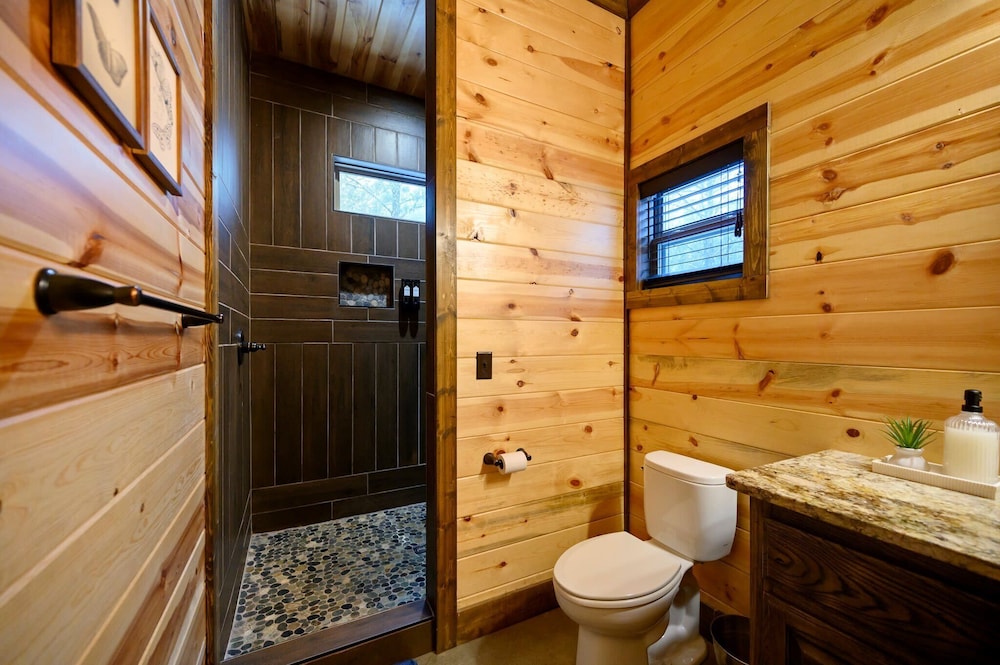 Cabin Vibe - Bunkroom - 3 King - Firepit - Shuffleboard