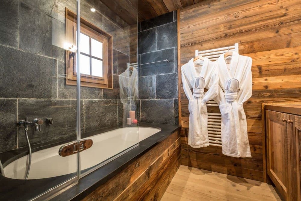 Luxury 3 Bedroom Chalet Jacuzzi Sauna