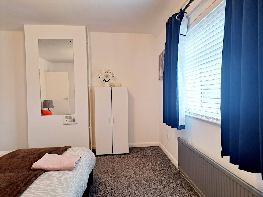 Cozy 2BR Home Pets Welcome Free Parking & Wifi