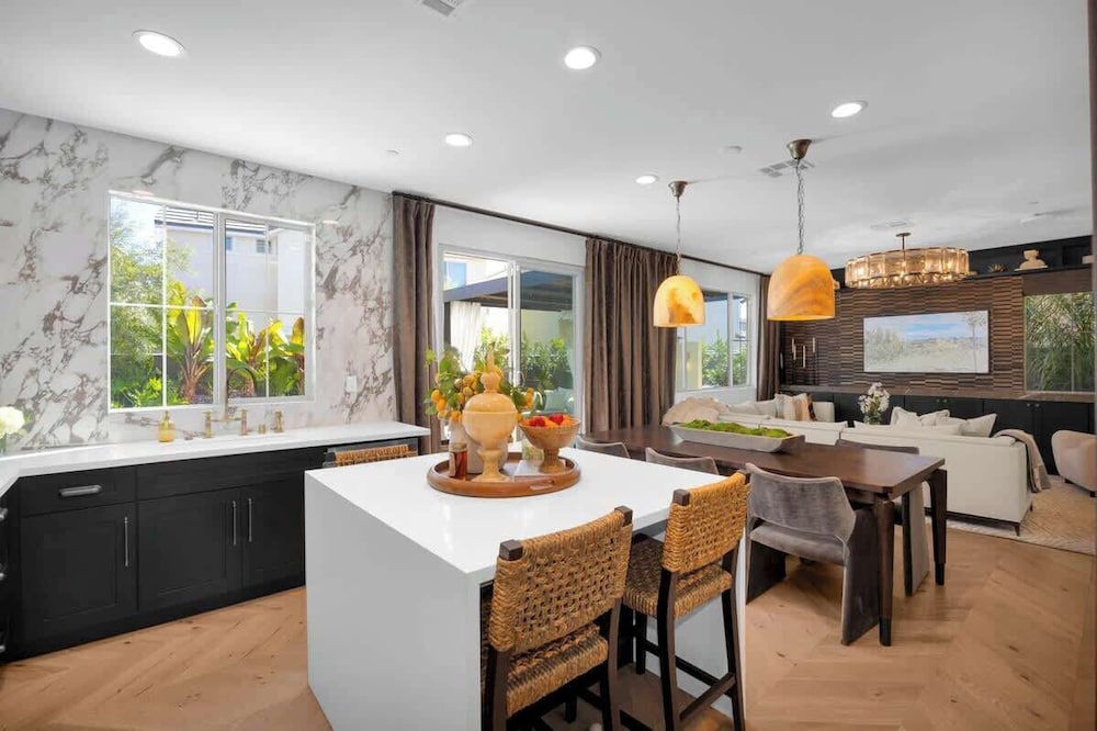 @marbella Lane - Stylish Dream Home in RMV w/ Pool