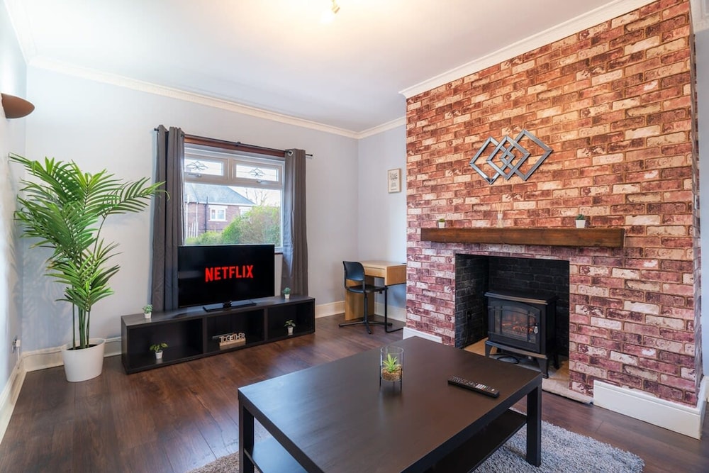 Stylish 3 Bed House-free Parking