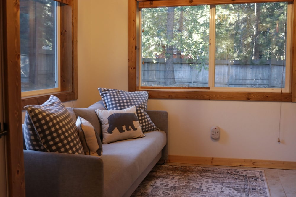 Westlake Cabin by Avantstay Hot Tub Near Skiing Walk to Restaurants Lake