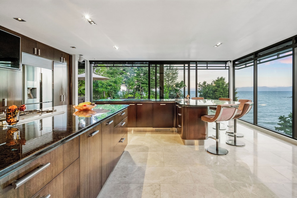 Jacuzzi Suite - Ocean Views & Beach