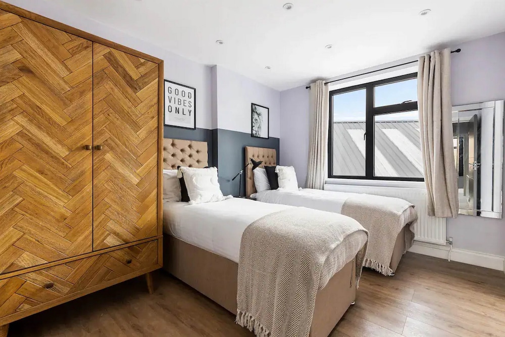 Elegant 3-Bedroom Apt near tube stations view 5