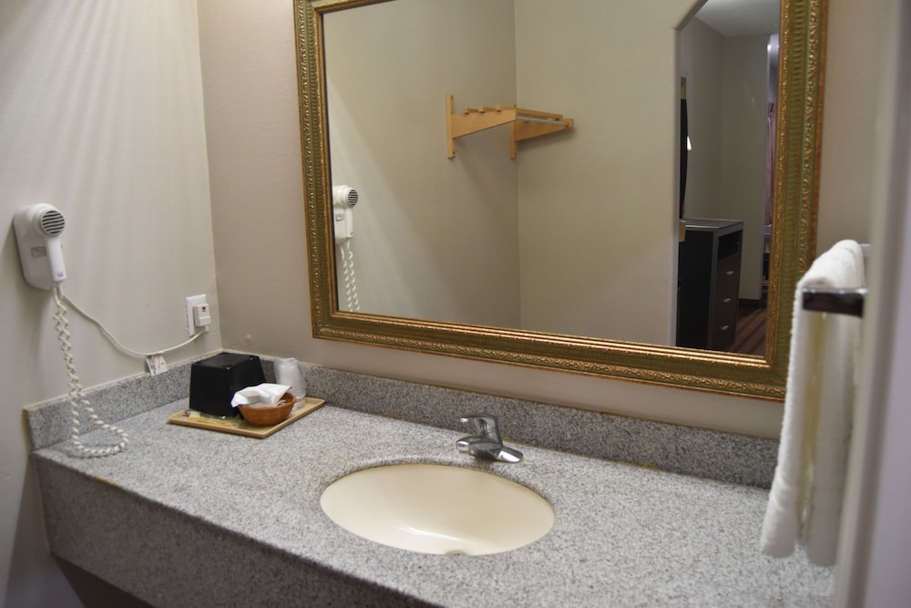Camelot Inn & Suites Highway 290 NW Freeway