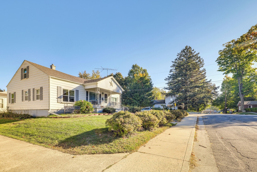 < 1 Mi to Dwtn: Valparaiso Family Home