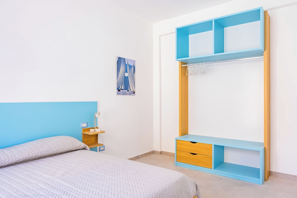 Brombeis Double Bedroom Center by Napoliapartments