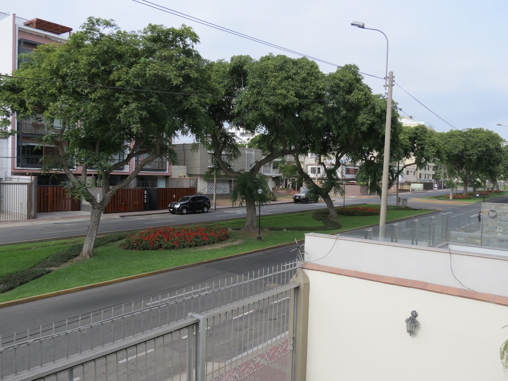 Miraflores Inn