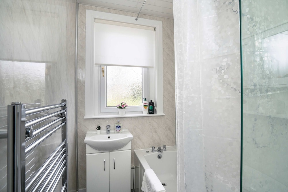 Free Parking - 2 Bedroom Flat
